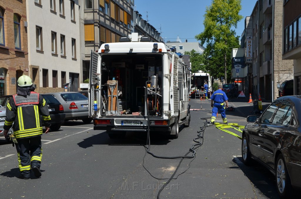 Gasaustritt 2 Koeln Neustadt Sued Clemensstr P16.JPG - Miklos Laubert